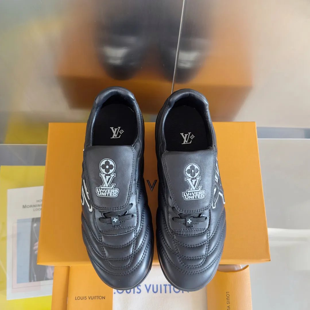 Top version: Couple model 640💰 LV Louis Vuitton L house Donkey brand latest Footprint series Couple model football sneakers casual running shoes original purchase development and production This Footprint Soccer sneaker was unveiled in the 2025 spring and summer series fashion show. It is the first sneaker designed by Pharrell Williams inspired by football shoes. The shoes are inspired by football, a sport that spans generations and cultures, echoing the 2025 spring and summer series fashion show's theme of unity and universal participation. The shoe is famous for its sleek design, with the dynamic IV Initials logo embellished on the side, the tongue embellished with the Lvers United badge inspired by the football team, and the foot pattern rubber sole decorated with multiple Louis Vuitton logos. Exquisitely packaged at the delivery counter🛍📦 ▪️Material: Original imported first-layer cowhide ▪️Lining: Original custom-made soft sheepskin lining ▪️Sole: Original open-molded two-color TPU combination sole ▪️Sole thickness: 3.5CM ▪️Size: Women’s 35-41 / Men’s 39-45